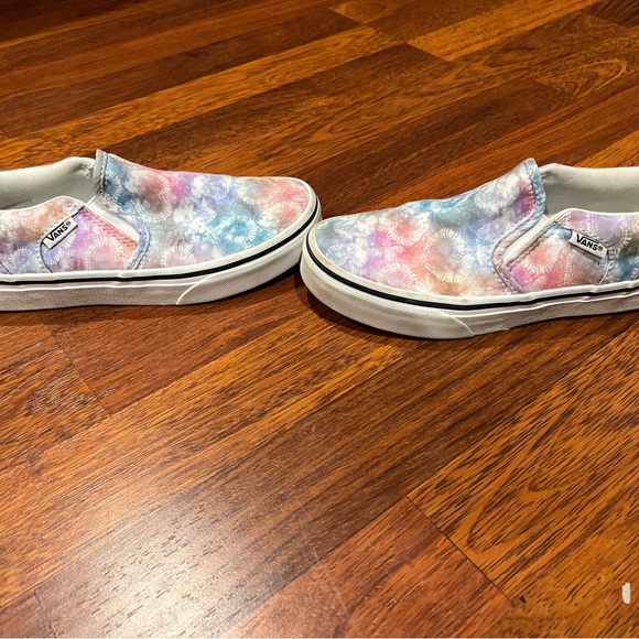 Girls Vans sneakers size 2.5.  Only worn a few times - Picture 2 of 5